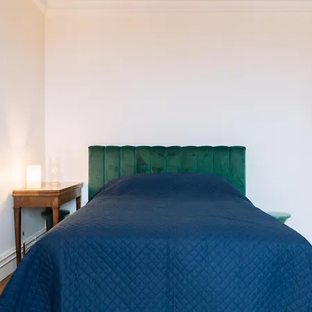 Daire Stylishly Decorated 2bd Montmatre! Paris