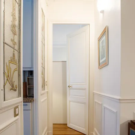 Stylishly Decorated 2bd Montmatre!