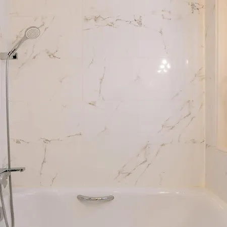 Daire Stylishly Decorated 2bd Montmatre!