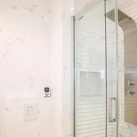 Stylishly Decorated 2bd Montmatre!